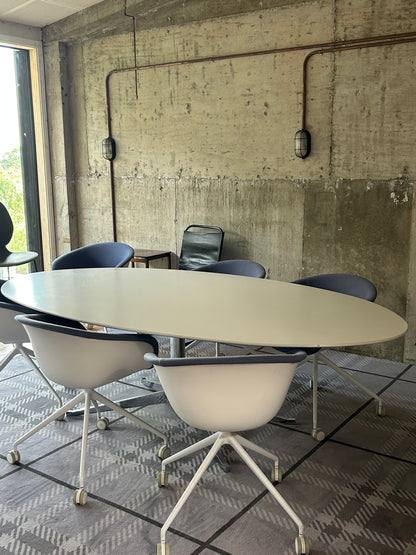 Large Oval Table | Knoll Style