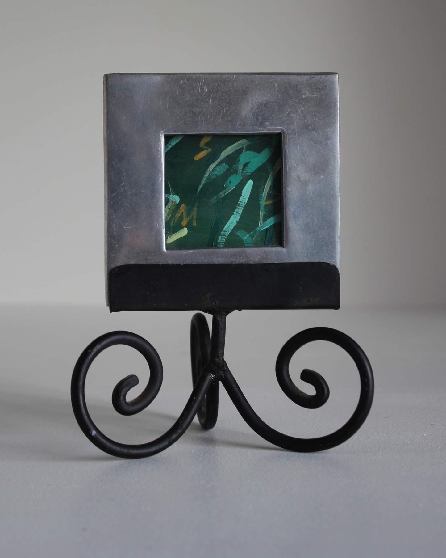 Frame with Swirl Feet