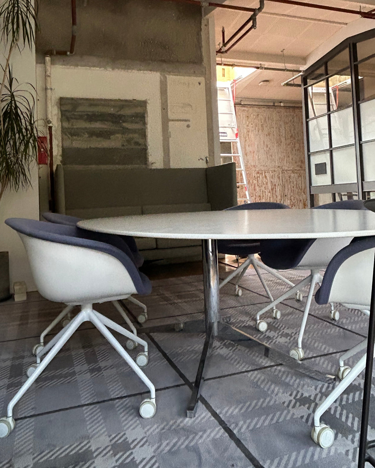 Large Oval Table | Knoll Style