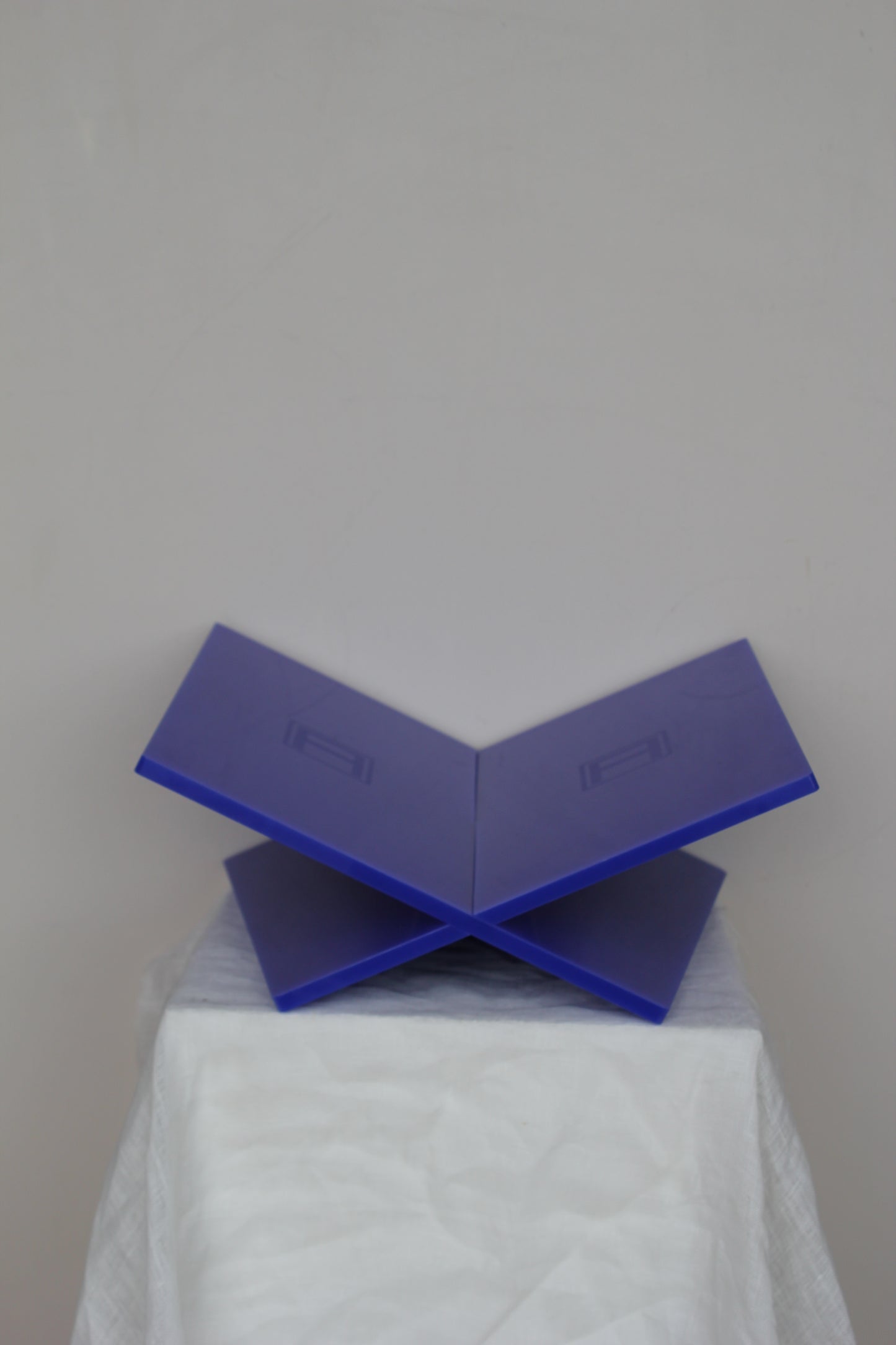 Assouline Bookstand – Blue